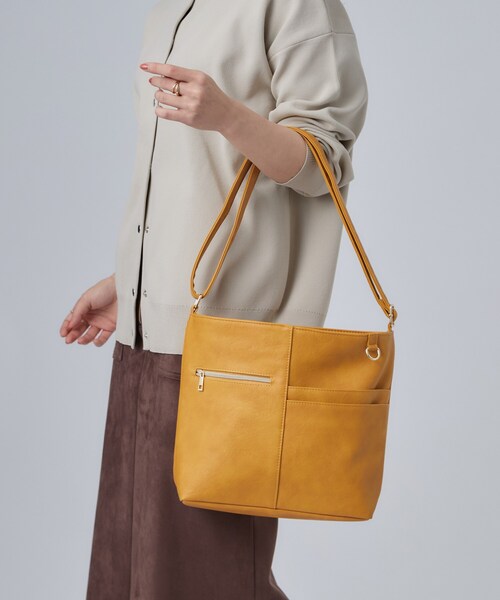 SHOO・LA・RUE(シューラルー)の「【多収納/汚れが目立ちにくい】8ポケット合皮2WAY ショルダーバッグ(ショルダーバッグ・レディース・ライトベージュ/ブルー/レッド系1/イエロー・00)」の5枚目の写真