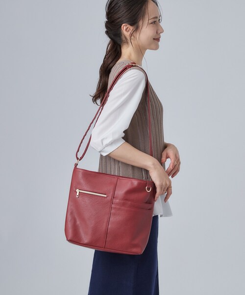 SHOO・LA・RUE(シューラルー)の「【多収納/汚れが目立ちにくい】8ポケット合皮2WAY ショルダーバッグ(ショルダーバッグ・レディース・ライトベージュ/ブルー/レッド系1/イエロー・00)」の7枚目の写真
