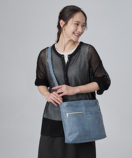 SHOO・LA・RUE(シューラルー)の「【多収納/汚れが目立ちにくい】8ポケット合皮2WAY ショルダーバッグ(ショルダーバッグ・レディース・ライトベージュ/ブルー/レッド系1/イエロー・00)」の9枚目の写真