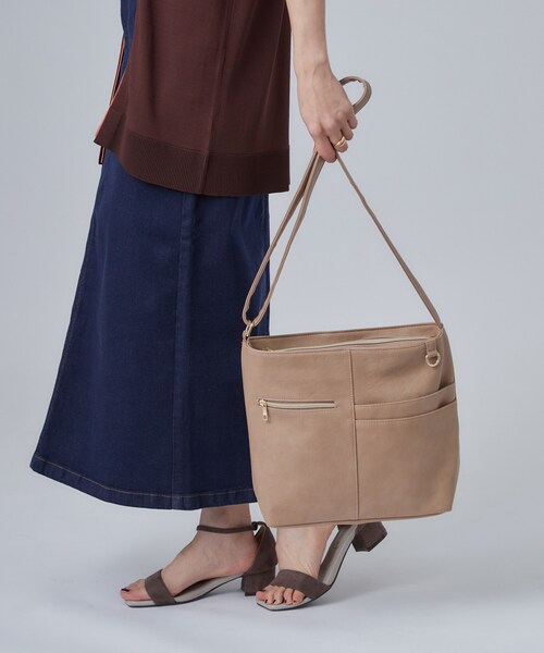 SHOO・LA・RUE(シューラルー)の「【多収納/汚れが目立ちにくい】8ポケット合皮2WAY ショルダーバッグ(ショルダーバッグ・レディース・ライトベージュ/ブルー/レッド系1/イエロー・00)」の11枚目の写真