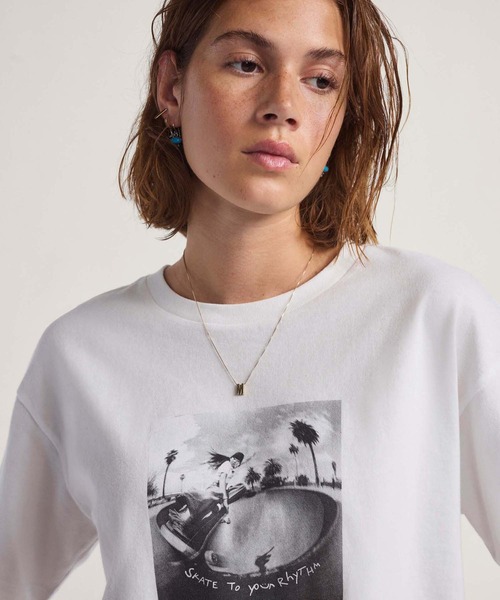VANS（バンズ）の「RHYTHM リラックス クロップド Tシャツ / Rhythm Relaxed Crop ss White VN000RCHWHT1（Tシャツ/カットソー・メンズ・ホワイト・LARGE/SMALL/MEDIUM）」の2枚目の写真