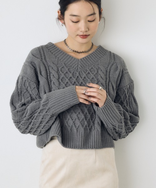 AZUL by moussy(アズールバイマウジー)の「【VERY11月号掲載】大人気定番!【ぬくもち】着丈バリエ シェニールVネックニット 秋服 冬服 長袖 ケーブルニット(ニット/セーター・レディース・ブラック/レッド/チャコールグレー/アイボリー・MEDIUM/SMALL)」の1枚目の写真