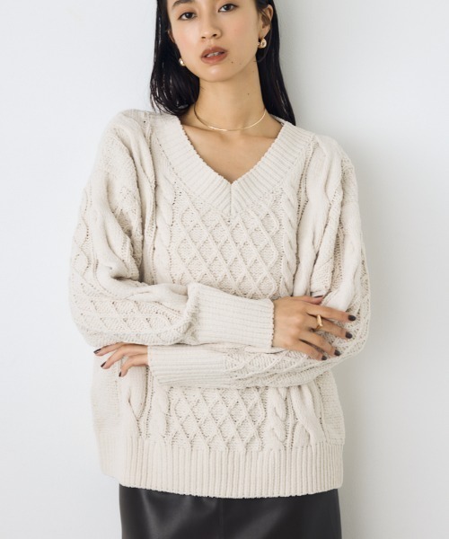 AZUL by moussy(アズールバイマウジー)の「【VERY11月号掲載】大人気定番!【ぬくもち】着丈バリエ シェニールVネックニット 秋服 冬服 長袖 ケーブルニット(ニット/セーター・レディース・ブラック/レッド/チャコールグレー/アイボリー・MEDIUM/SMALL)」の2枚目の写真