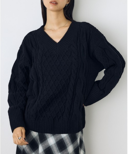 AZUL by moussy(アズールバイマウジー)の「【VERY11月号掲載】大人気定番!【ぬくもち】着丈バリエ シェニールVネックニット 秋服 冬服 長袖 ケーブルニット(ニット/セーター・レディース・ブラック/レッド/チャコールグレー/アイボリー・MEDIUM/SMALL)」の3枚目の写真