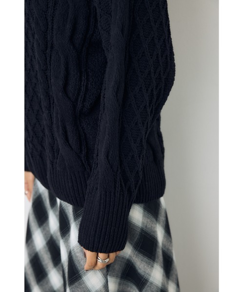 AZUL by moussy(アズールバイマウジー)の「【VERY11月号掲載】大人気定番!【ぬくもち】着丈バリエ シェニールVネックニット 秋服 冬服 長袖 ケーブルニット(ニット/セーター・レディース・ブラック/レッド/チャコールグレー/アイボリー・MEDIUM/SMALL)」の5枚目の写真
