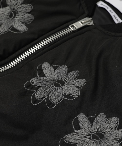 NOMA t.d.（ノーマティーディー）の「Flower Embroidery Flight Jacket（MA-1・メンズ・オリーブ/ブラック/ベージュ・3）」の6枚目の写真