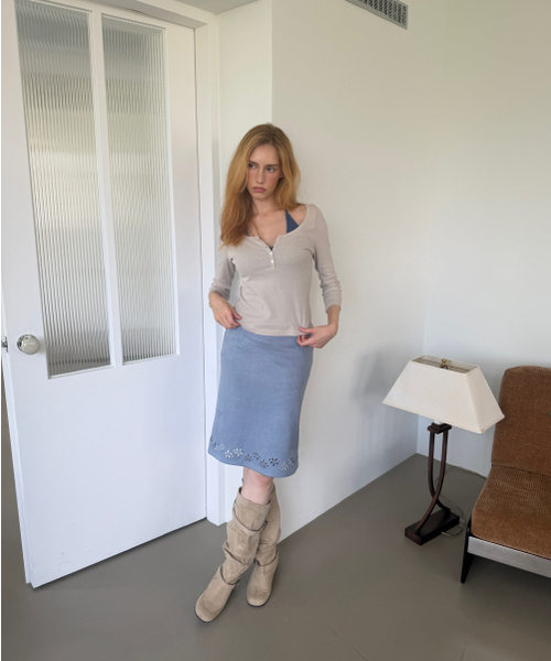 ASURA（アスラ）の「SUEDE PUNCHED MIDI SKIRT (BLUE)（スカート・レディース・その他・MEDIUM/SMALL）」の2枚目の写真