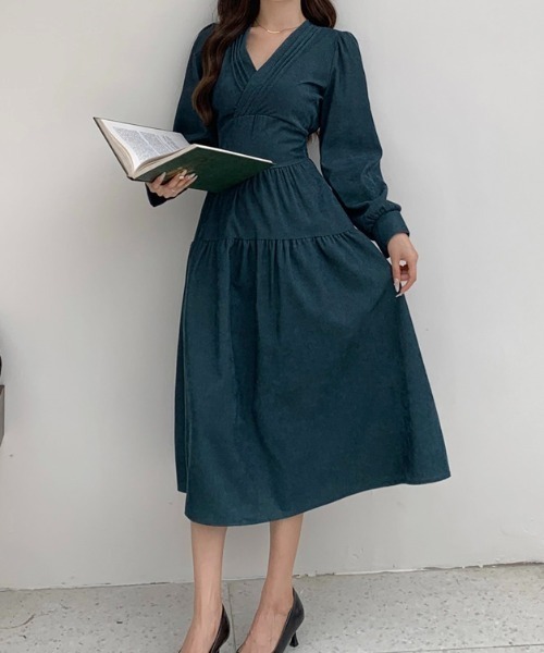 FLINEA(フリネア)の「Vネックコーデュロイ長袖ワンピース(ワンピース・レディース・グレー/ブラック/キャメル/グリーン・FREE)」の1枚目の写真