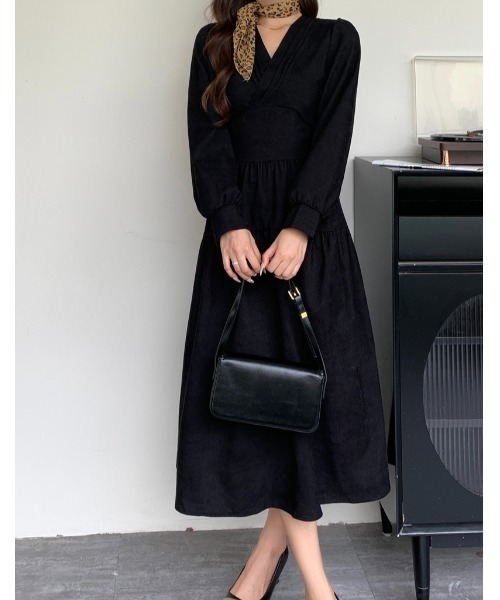FLINEA(フリネア)の「Vネックコーデュロイ長袖ワンピース(ワンピース・レディース・グレー/ブラック/キャメル/グリーン・FREE)」の5枚目の写真