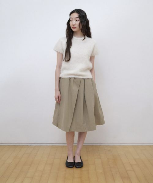 STEP AROUND(ステップアラウンド)の「Cotton Tuck Pleated Banding Mid Skirt_BEIGE(スカート・レディース・その他・FREE)」の2枚目の写真