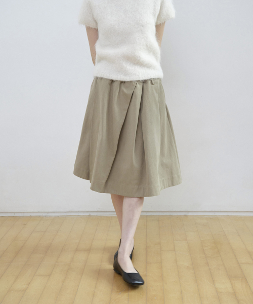 STEP AROUND(ステップアラウンド)の「Cotton Tuck Pleated Banding Mid Skirt_BEIGE(スカート・レディース・その他・FREE)」の3枚目の写真