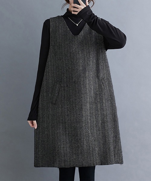 Doux Belle（ドゥーベル）の「ヘリンボーン柄Vネックジャンパースカート（ジャンパースカート・レディース・ダークグレー・X-LARGE/LARGE/MEDIUM）」の8枚目の写真