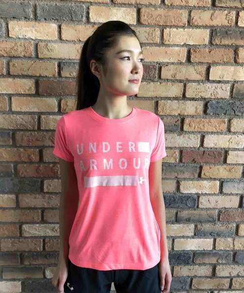 UNDER ARMOUR(アンダーアーマー)の「レディース トレーニング半袖Tシャツ / スレッドボーントレイングラフィックツイストクルー(Tシャツ/カットソー・レディース・グレイッシュブルー/ブラック/ピンク/グレー/レッド・L/M/XL/S/SM/LG/MD)」の1枚目の写真