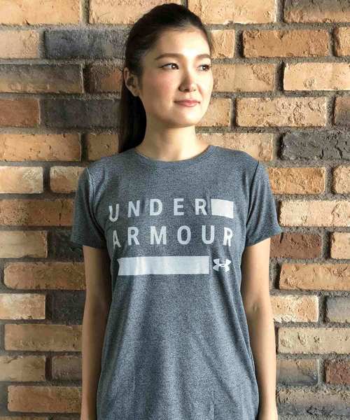 UNDER ARMOUR(アンダーアーマー)の「レディース トレーニング半袖Tシャツ / スレッドボーントレイングラフィックツイストクルー(Tシャツ/カットソー・レディース・グレイッシュブルー/ブラック/ピンク/グレー/レッド・L/M/XL/S/SM/LG/MD)」の2枚目の写真