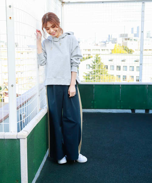 BAYFLOW（ベイフロー）の「サイドラインワイドパンツ（その他パンツ・レディース・ベージュ/ネイビー・SMALL/MEDIUM）」の7枚目の写真