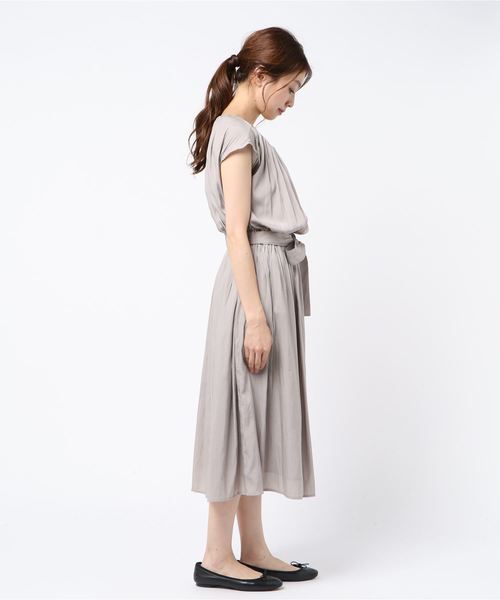 12Twelve Agenda(トゥエルブ アジェンダ)の「ドレープデシンギャザーワンピース(ワンピース・レディース・ネイビー/キャメル/グレイッシュベージュ・M)」の4枚目の写真