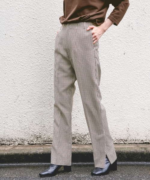 LOWRYS FARM（ローリーズファーム）の「センタープレススリムスリットパンツ 853331（その他パンツ・レディース・ホワイト/ブラック/ブラウン系その他・MEDIUM/LARGE）」の2枚目の写真