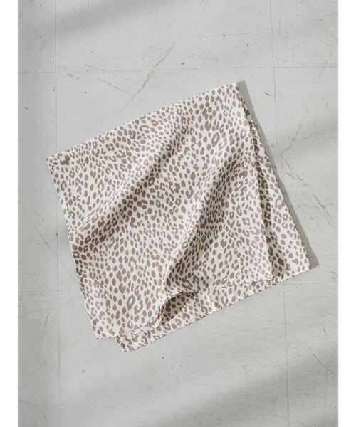 CRAFT STANDARD BOUTIQUE（クラフトスタンダードブティック）の「ヒョウ柄スカーフ　＊（ストール/ショール・レディース・ライトブラウン/ライトカーキ・FREE）」の6枚目の写真