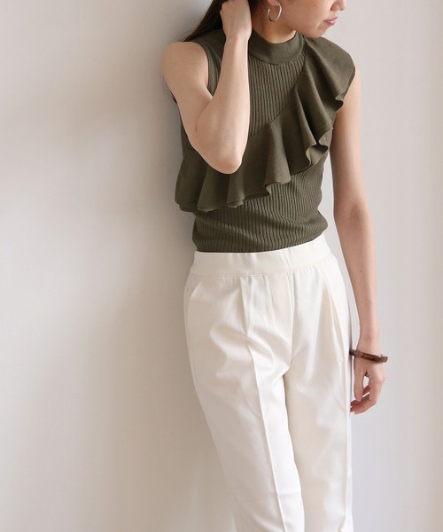 cheriella(シェリエラ)の「【cheriella】イージーケアCOOLタッチプチハイネックラッフルフリルノースリーブリブニット(ニット/セーター・レディース・ブラック/カーキ/ブルー/アイボリー/ホワイト×ブラック/バーガンディー・M)」の5枚目の写真