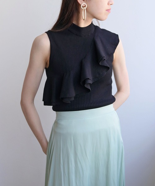 cheriella(シェリエラ)の「【cheriella】イージーケアCOOLタッチプチハイネックラッフルフリルノースリーブリブニット(ニット/セーター・レディース・ブラック/カーキ/ブルー/アイボリー/ホワイト×ブラック/バーガンディー・M)」の4枚目の写真