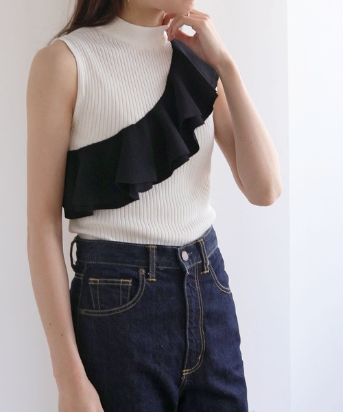cheriella(シェリエラ)の「【cheriella】イージーケアCOOLタッチプチハイネックラッフルフリルノースリーブリブニット(ニット/セーター・レディース・ブラック/カーキ/ブルー/アイボリー/ホワイト×ブラック/バーガンディー・M)」の7枚目の写真