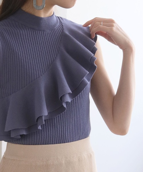 cheriella(シェリエラ)の「【cheriella】イージーケアCOOLタッチプチハイネックラッフルフリルノースリーブリブニット(ニット/セーター・レディース・ブラック/カーキ/ブルー/アイボリー/ホワイト×ブラック/バーガンディー・M)」の9枚目の写真
