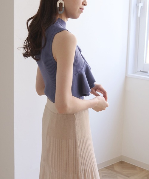 cheriella(シェリエラ)の「【cheriella】イージーケアCOOLタッチプチハイネックラッフルフリルノースリーブリブニット(ニット/セーター・レディース・ブラック/カーキ/ブルー/アイボリー/ホワイト×ブラック/バーガンディー・M)」の17枚目の写真