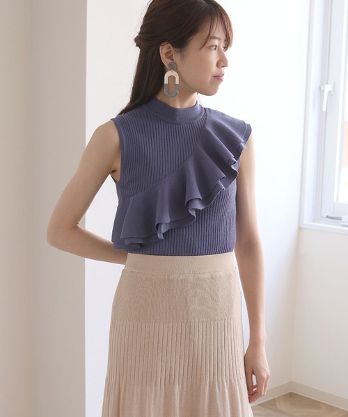 cheriella(シェリエラ)の「【cheriella】イージーケアCOOLタッチプチハイネックラッフルフリルノースリーブリブニット(ニット/セーター・レディース・ブラック/カーキ/ブルー/アイボリー/ホワイト×ブラック/バーガンディー・M)」の13枚目の写真