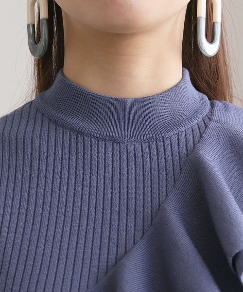 cheriella(シェリエラ)の「【cheriella】イージーケアCOOLタッチプチハイネックラッフルフリルノースリーブリブニット(ニット/セーター・レディース・ブラック/カーキ/ブルー/アイボリー/ホワイト×ブラック/バーガンディー・M)」の10枚目の写真