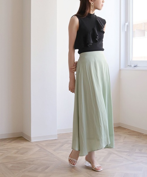 cheriella(シェリエラ)の「【cheriella】イージーケアCOOLタッチプチハイネックラッフルフリルノースリーブリブニット(ニット/セーター・レディース・ブラック/カーキ/ブルー/アイボリー/ホワイト×ブラック/バーガンディー・M)」の12枚目の写真