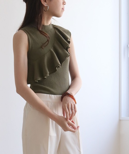 cheriella(シェリエラ)の「【cheriella】イージーケアCOOLタッチプチハイネックラッフルフリルノースリーブリブニット(ニット/セーター・レディース・ブラック/カーキ/ブルー/アイボリー/ホワイト×ブラック/バーガンディー・M)」の16枚目の写真