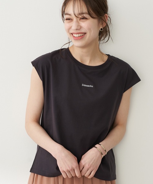 earth music&ecology(アースミュージックアンドエコロジー)の「ミニロゴノースリーブTシャツ *(Tシャツ/カットソー・レディース・オフホワイト/ベージュ/モカ/ピンク/サックスブルー/ブラック・M/S)」の3枚目の写真