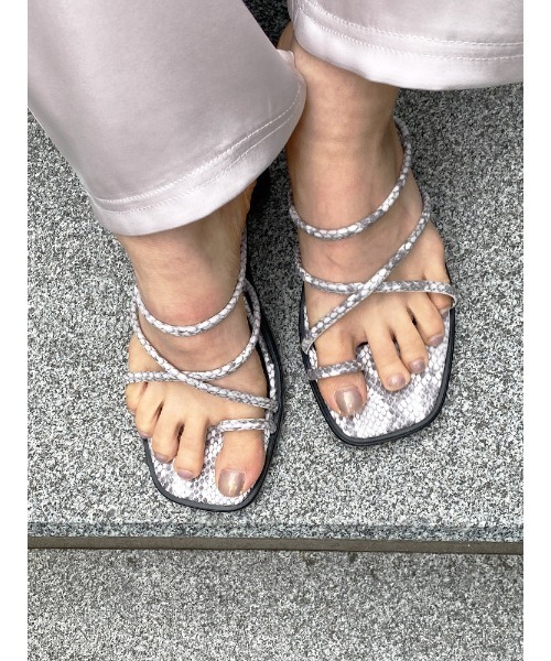 ENVYM（アンビー）の「２Ｗａｙナローサンダル（サンダル・レディース・その他/ブラック・22.5cm/24.5cm/23.5cm）」の4枚目の写真