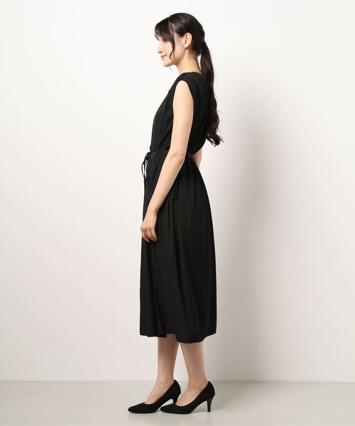 Te chichi TERRASSE（テチチテラス）の「サテンギャザー前開きロングワンピース（ワンピース・レディース・モカ/ブラック/パープル・ﾌﾘ-）」の4枚目の写真