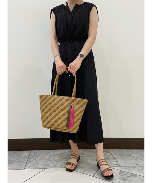 Te chichi TERRASSE（テチチテラス）の「サテンギャザー前開きロングワンピース（ワンピース・レディース・モカ/ブラック/パープル・ﾌﾘ-）」の2枚目の写真