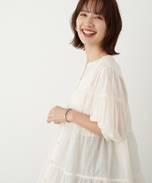 earth music&ecology（アースミュージックアンドエコロジー）の「ティアードチュニック ＊（Tシャツ/カットソー・レディース・サックスブルー/ホワイト系その他2/オフホワイト/ブラック/ピンクベージュ・FREE）」の2枚目の写真