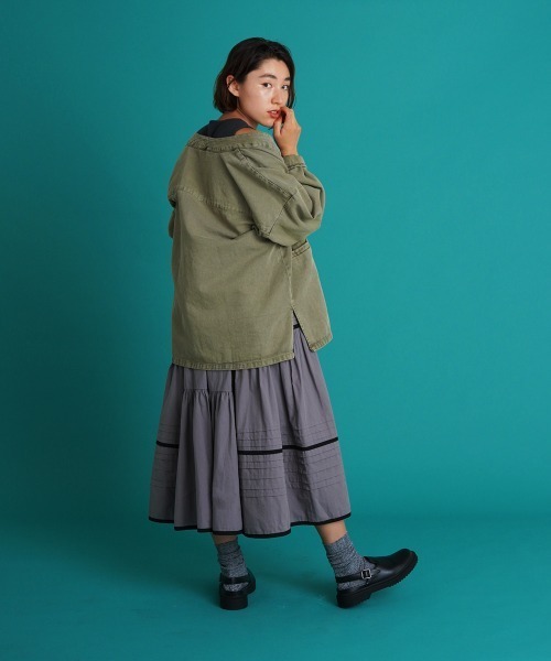 LUPILIEN(ルピリアン)の「パイピングピンタックティアードワンピース(ワンピース・レディース・チャコールグレー/モカ・FREE)」の14枚目の写真