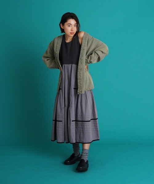 LUPILIEN(ルピリアン)の「パイピングピンタックティアードワンピース(ワンピース・レディース・チャコールグレー/モカ・FREE)」の18枚目の写真