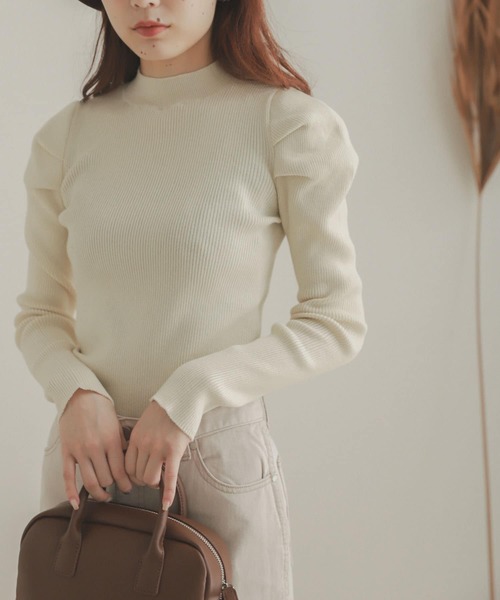 SENSE OF PLACE by URBAN RESEARCH（センスオブプレイスバイアーバンリサーチ）の「ショルダータックセーター（ニット/セーター・レディース・ブラック/アイボリー/キャメル/ラベンダー・ONE）」の2枚目の写真