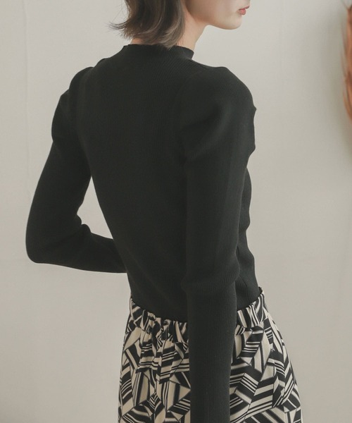 SENSE OF PLACE by URBAN RESEARCH（センスオブプレイスバイアーバンリサーチ）の「ショルダータックセーター（ニット/セーター・レディース・ブラック/アイボリー/キャメル/ラベンダー・ONE）」の3枚目の写真
