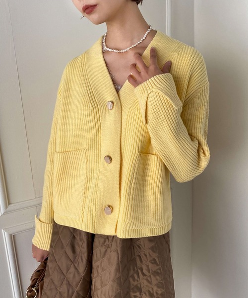 Leja（レジャ）の「【LEJA】ビジューボタンリブニットショートカーディガン（ニット/セーター・レディース・イエロー/ブルー/キャメル・FREE）」の3枚目の写真