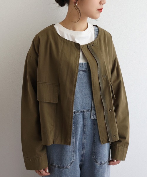 andme（アンドミー）の「コットンツイルショート丈ノーカラージャケット（ミリタリージャケット・レディース・チャコールグレー/ベージュ/カーキ/グレイッシュベージュ・M）」の4枚目の写真