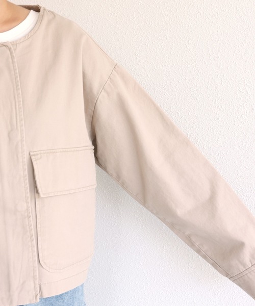 andme（アンドミー）の「コットンツイルショート丈ノーカラージャケット（ミリタリージャケット・レディース・チャコールグレー/ベージュ/カーキ/グレイッシュベージュ・M）」の20枚目の写真