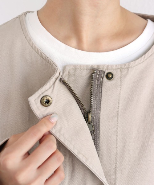 andme（アンドミー）の「コットンツイルショート丈ノーカラージャケット（ミリタリージャケット・レディース・チャコールグレー/ベージュ/カーキ/グレイッシュベージュ・M）」の22枚目の写真
