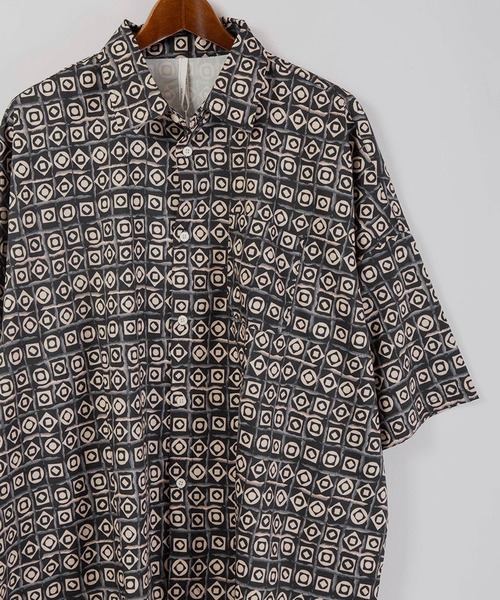 FUNALIVE（ファンアライブ）の「とろみレトロ総柄プリント半袖ビッグシャツ（シャツ/ブラウス・メンズ・モカ/ネイビー/サックスブルー/ブラック系その他/ホワイト/ベージュ/イエロー/キナリ/グリーン/ブラック・M/L/XL）」の5枚目の写真