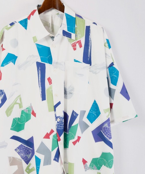 FUNALIVE（ファンアライブ）の「とろみレトロ総柄プリント半袖ビッグシャツ（シャツ/ブラウス・メンズ・モカ/ネイビー/サックスブルー/ブラック系その他/ホワイト/ベージュ/イエロー/キナリ/グリーン/ブラック・M/L/XL）」の2枚目の写真