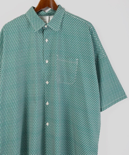 FUNALIVE（ファンアライブ）の「とろみレトロ総柄プリント半袖ビッグシャツ（シャツ/ブラウス・メンズ・モカ/ネイビー/サックスブルー/ブラック系その他/ホワイト/ベージュ/イエロー/キナリ/グリーン/ブラック・M/L/XL）」の7枚目の写真