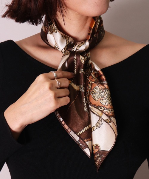 BAYBLO（ベイブロ）の「(CR)【ユニセックス】馬車 柄 プリント スカーフ[70cm×70cm]（バンダナ/スカーフ・レディース・グレー/ネイビー/レッド/ブラック/ブラウン・ONE SIZE）」の3枚目の写真