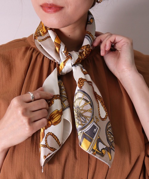 BAYBLO（ベイブロ）の「(CR)【ユニセックス】馬車 柄 プリント スカーフ[70cm×70cm]（バンダナ/スカーフ・レディース・グレー/ネイビー/レッド/ブラック/ブラウン・ONE SIZE）」の2枚目の写真