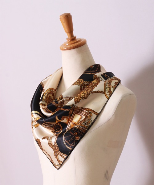 BAYBLO（ベイブロ）の「(CR)【ユニセックス】馬車 柄 プリント スカーフ[70cm×70cm]（バンダナ/スカーフ・レディース・グレー/ネイビー/レッド/ブラック/ブラウン・ONE SIZE）」の18枚目の写真